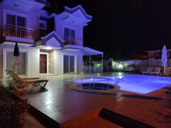 4+1 Villa For Sale On A Corner Plot Of 545m2 In Dalyan Gülpınar