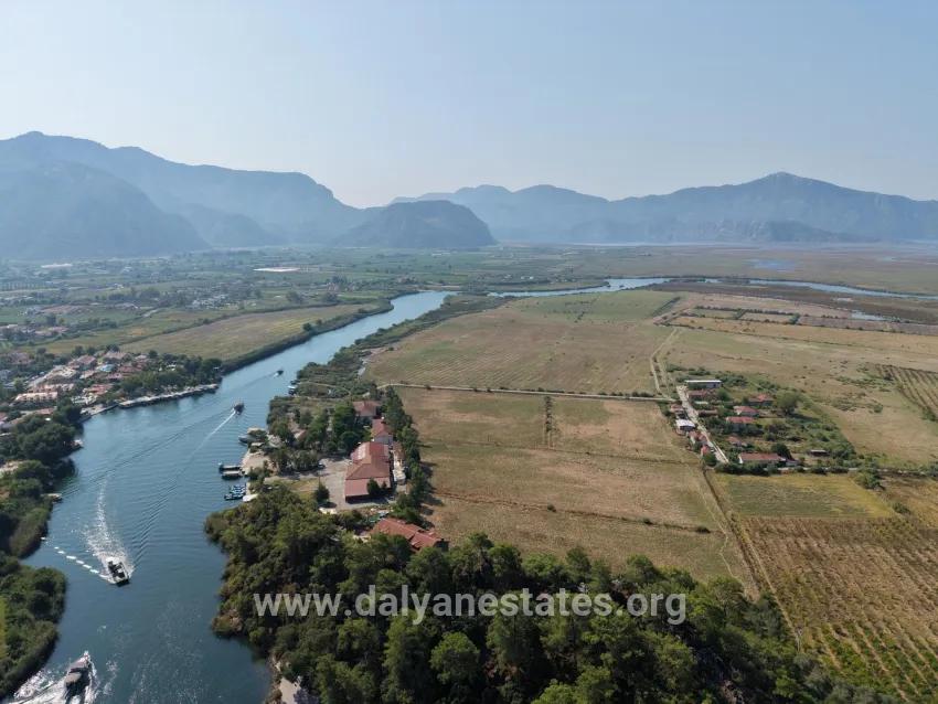 Село Köyceğiz в районе Çandır, у канала, 20.000м2 продажа поля