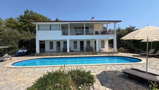 Вилла 4+1 с видом на озеро и море на продажу в Dalyan Gökbel
