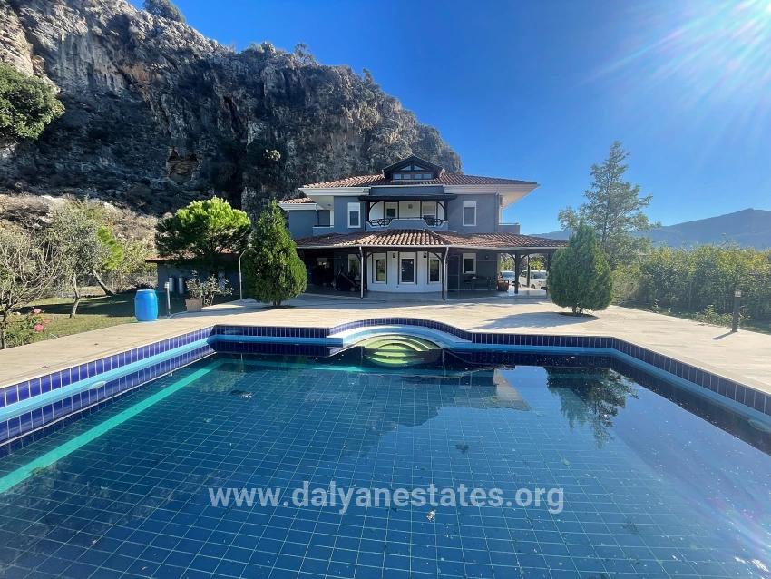 Dalyan Gülpınar'da 6000m2 Arsa İçerisinde 4+2 Satılık Villa