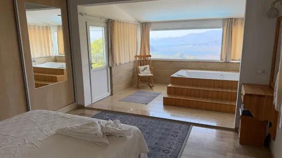 Dalyan Gökbel'de göl ve deniz manzaralı 4+1 satılık villa
