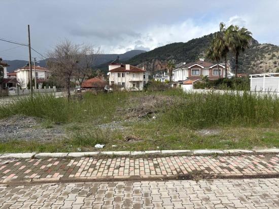 Dalyan Maraş'da Köşebaşı 892m2 Satılık Arsa