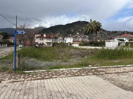Dalyan Maraş'da Köşebaşı 892m2 Satılık Arsa